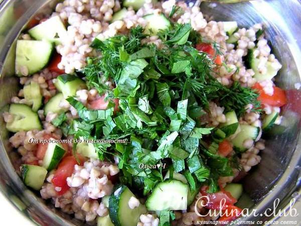 Салат из зеленой гречки с овощами и ореховой заправкой