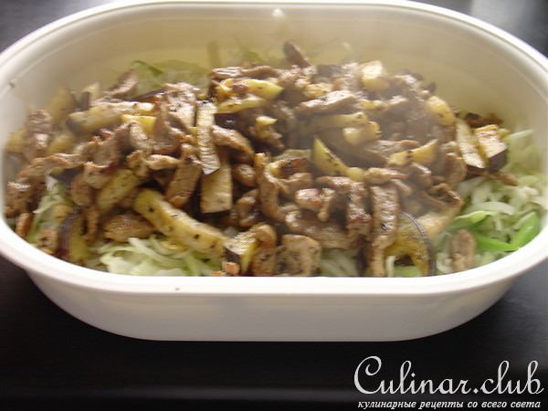 Салат „Gyros“.