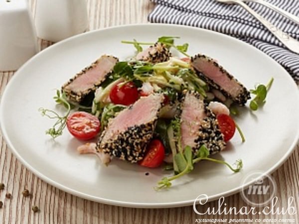 Горячий салат с тунцом в кунжутной корочке