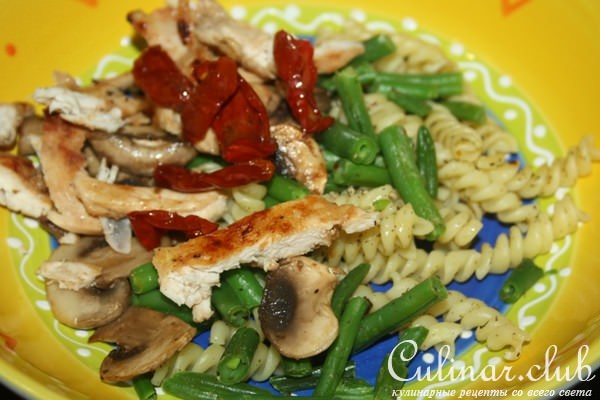 Салат из Fusilli Borges, куриной грудки-гриль и стручковой фасоли с вялеными томатами