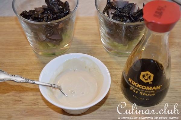 Салат с авокадо, черносливом и сыром.