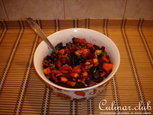 Салат из свеклы с черносливом и яблоками
