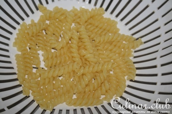 Салат из Fusilli Borges, куриной грудки-гриль и стручковой фасоли с вялеными томатами