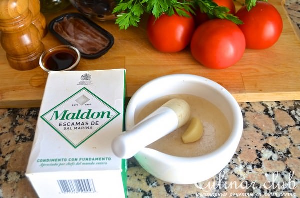 Салат с помидорами, анчоусами и маслинами (Ensalada de tomate con anchoas y olivas)