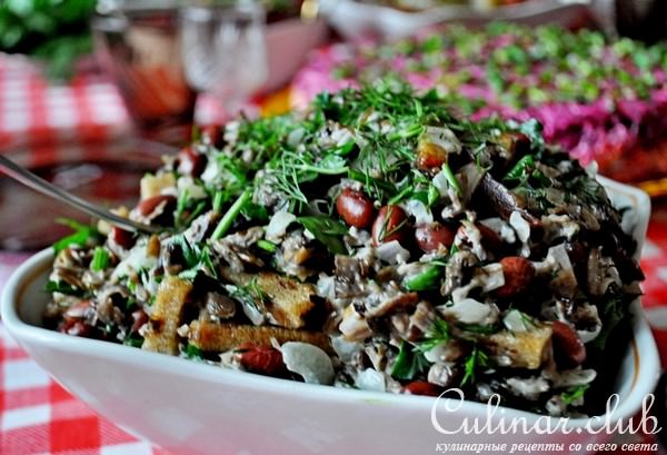 Салат с опятами, красной фасолью и ржаными сухариками