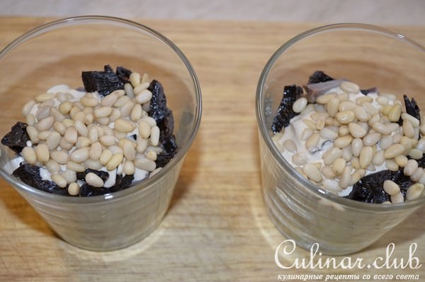 Салат с авокадо, черносливом и сыром.