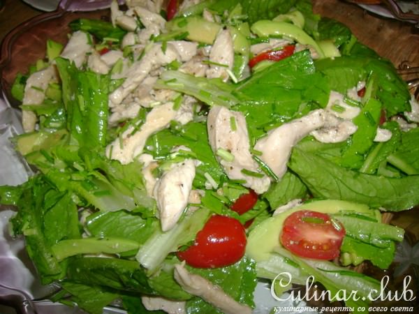 Греческий островной салат с курицей и авокадо