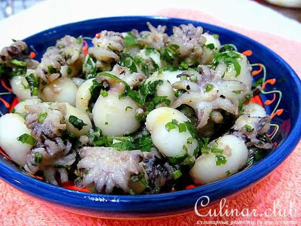 Салат из каракатиц с зеленью петрушки, чесноком и лимоном.