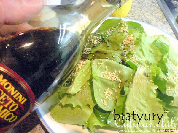 Салат, шпинат и шампиньоны с жареным кунжутом