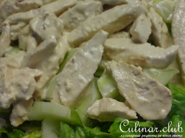 Горячий салат с куриной грудкой и овощами