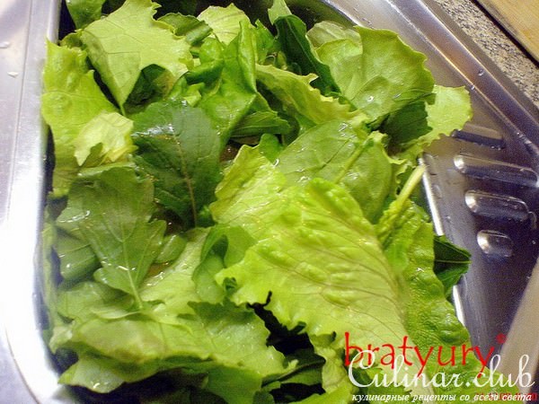 Салат, шпинат и шампиньоны с жареным кунжутом