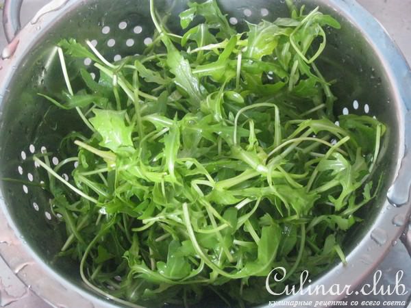 Салат с пастой и рулетиками из ветчины