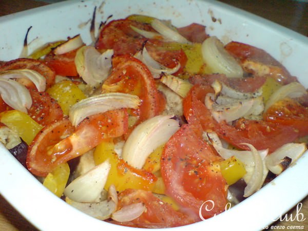 Салат из запечённых с аджикой овощей