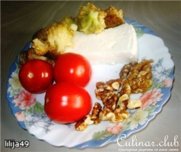 Салат из брокколи, брынзы, лесных орехов и помидоров-черри