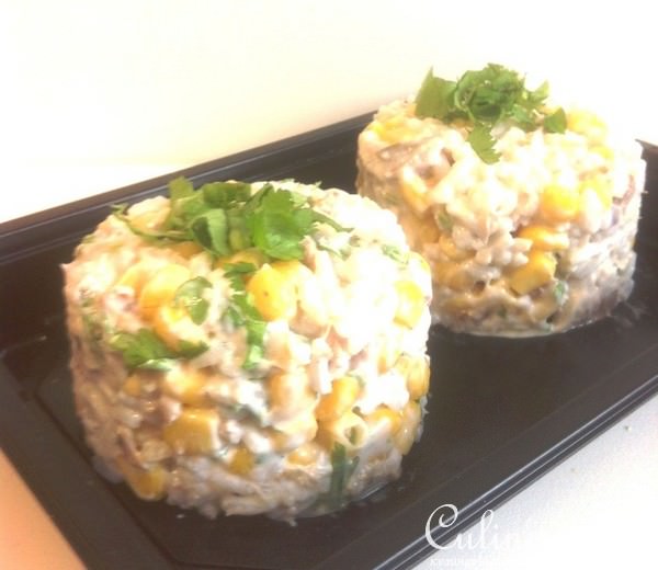 Салат рыбный с кукурузой и рисом