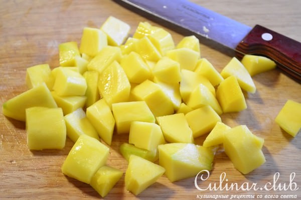 Теплый салат из гусиной печени, манго и кешью.