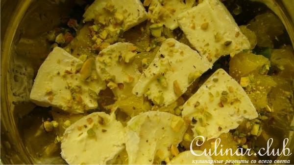САЛАТ из АВОКАДО с СЫРОМ, АПЕЛЬСИНОМ и КЛУБНИКОЙ.