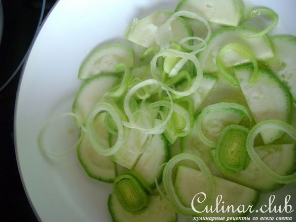 Теплый салат с фарфалле , цукини и печенью.
