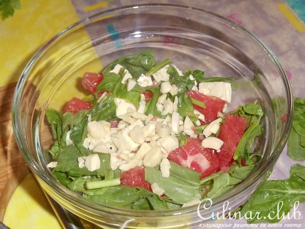 Салат из розового грейпфрута с руколой и сыром (завтрак для себя любимой)