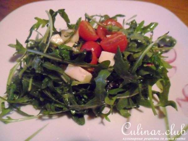 Салат с черри, маслинами и брынзой