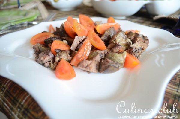 Салат с куриной печенью под брусничным соусом Darbo