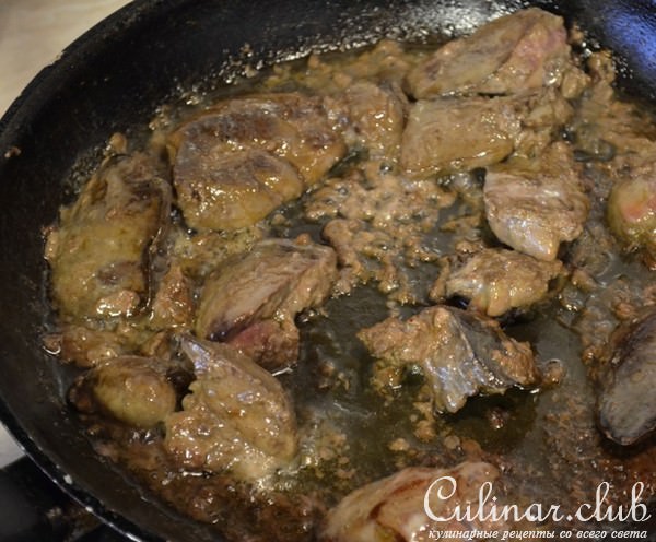 Теплый салат из гусиной печени, манго и кешью.