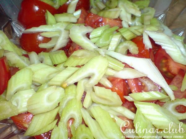 Салат из помидорок,сельдерея и арахиса