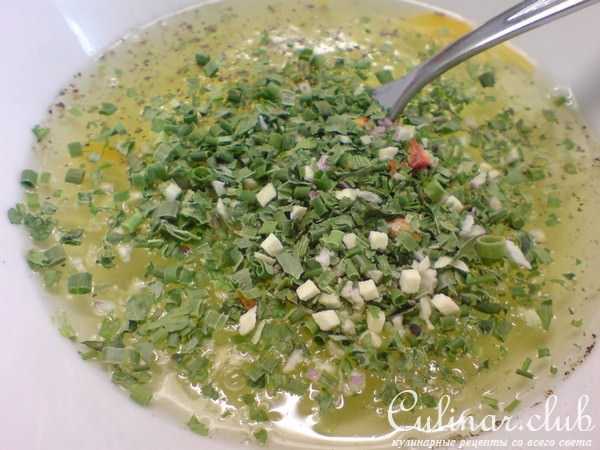 Салат из молодой капусты,зелени и яиц