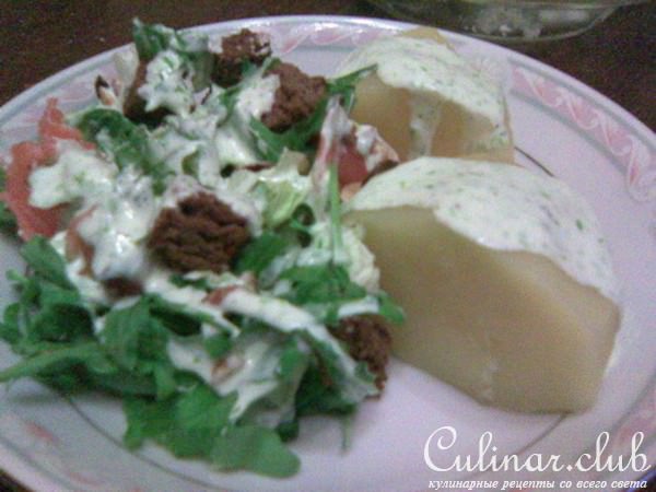 Зелёный салат с сёмгой и гренками под «Зелёным соусом».