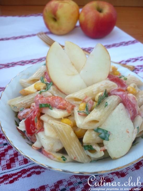 Макаронный салат с яблоком и запечённым перцем