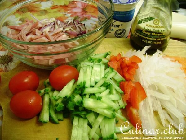 Салат из овощей с ветчиной и сметанной заправкой «И было вкусно».