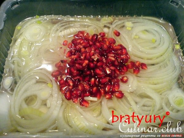 Лук репчатый под уксусом и растительным маслом. "Закусон, сэр!"