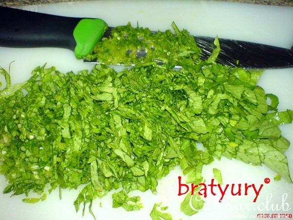 Салат из ботвы редиса с другими овощами. В данном случае - с помидорами.
