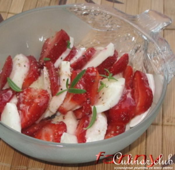 Салат из клубники с моцареллой и медом