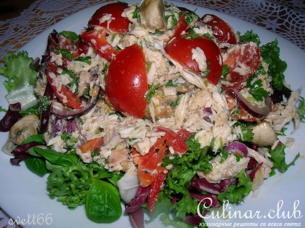 Салат с куриной грудкой, грилованными шампиньонами и горчичным дрессингом