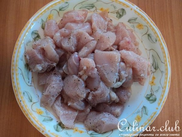 Несложный салат с курицей.