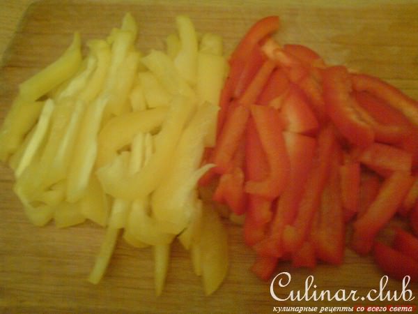 Салат с фасолью, ветчиной и оливками