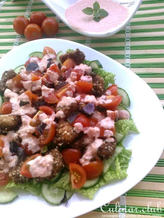Салат с курицей и овощами