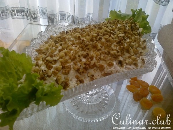 Вкусный салат с курагой и орехами