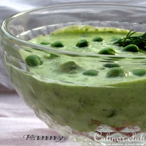 Салат-коктейль с зеленым горошком и копченой грудинкой