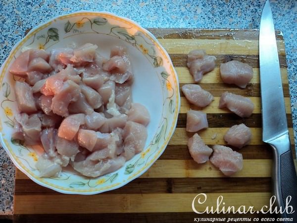 Несложный салат с курицей.