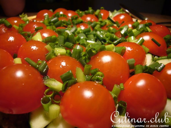 Тёплый салат с куриной печёнкой.