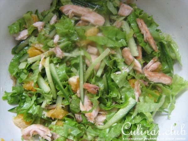 Салат с куриной грудкой и апельсинами.