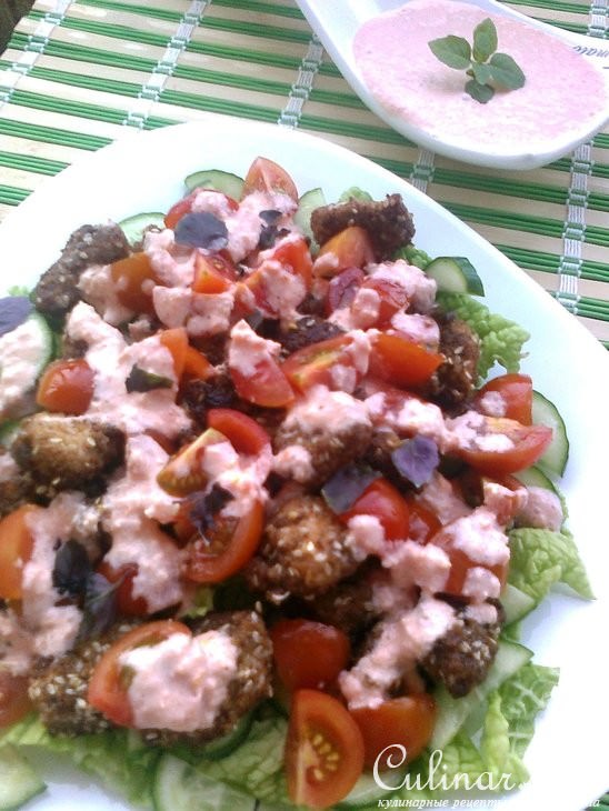 Салат с курицей и овощами
