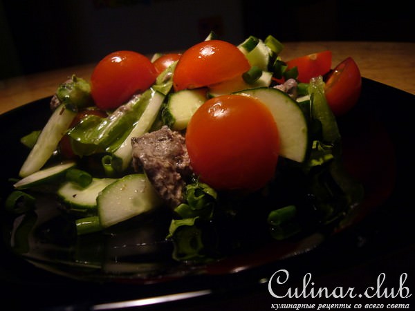 Тёплый салат с куриной печёнкой.