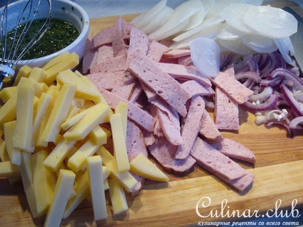 Салат из редьки, колбасы и сыра
