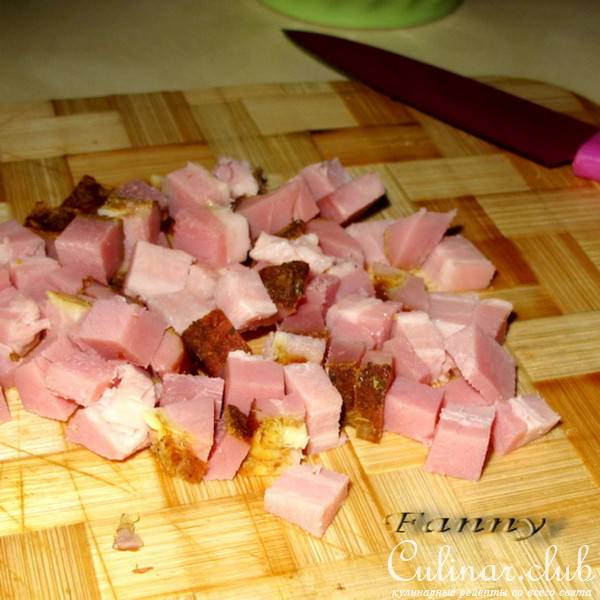 Салат-коктейль с зеленым горошком и копченой грудинкой