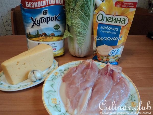 Несложный салат с курицей.