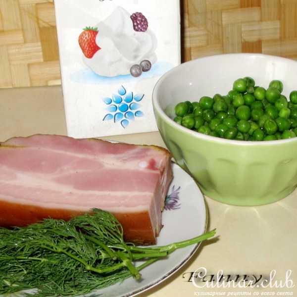 Салат-коктейль с зеленым горошком и копченой грудинкой