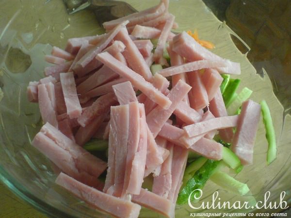 Салат с корейской морковкой.